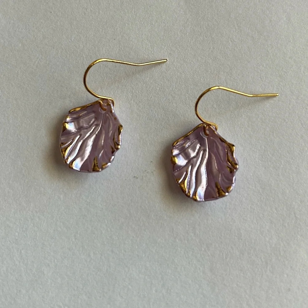 3/$20 Lilac Purple Gold Tone Faux Sea Shell Ocean Beach Dandle Earrings - Picture 2 of 3